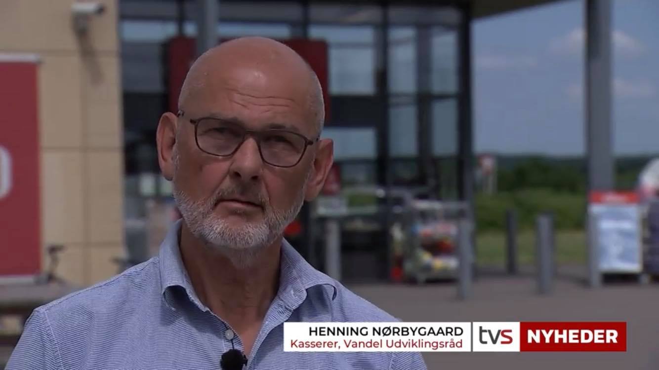Henning Nørbygaard fra Vandel Udviklingsråd, skærmbillede fra TV Syd om Klimalandsbyprojektet i Vandel